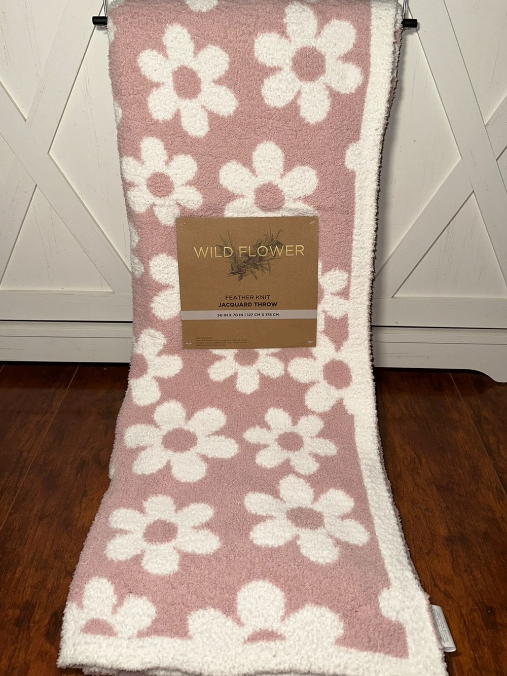 Wildflowers Pink & White Floral Daisy Feather Knit Throw Blanket